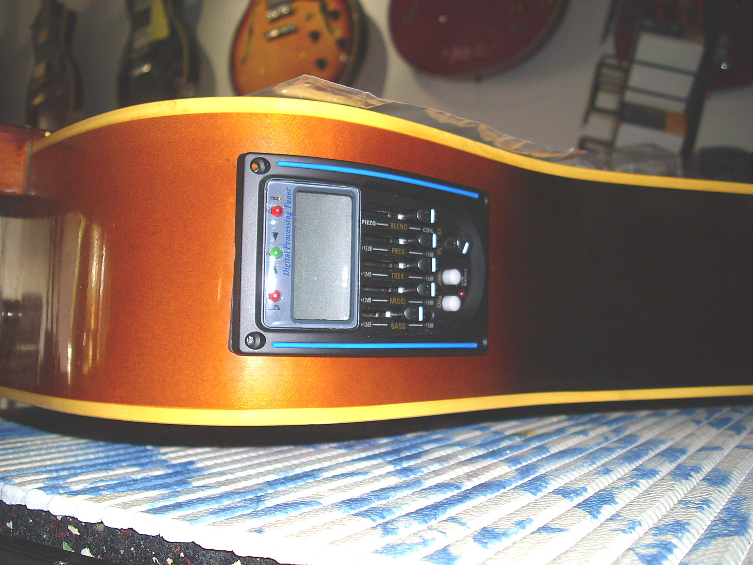 Framus Texan 12 Umbau mit PreampTuner side